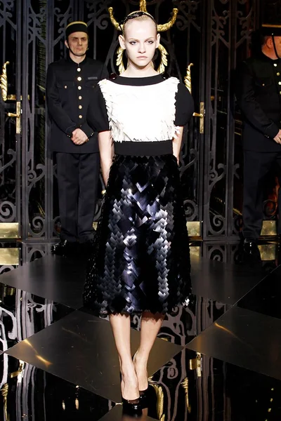 Look 48